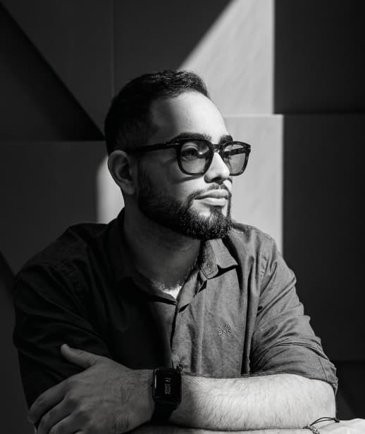 Felipe Amorim de óculos, em retrato preto e branco com luz lateral